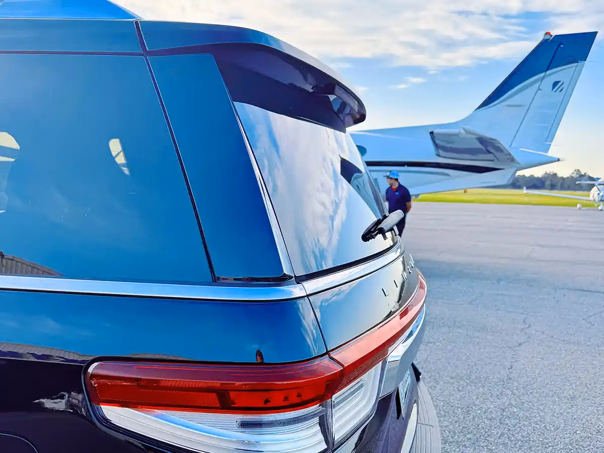 Lincoln Navigator L Reserve at a Jacksonville FBO for a private aviation pickup